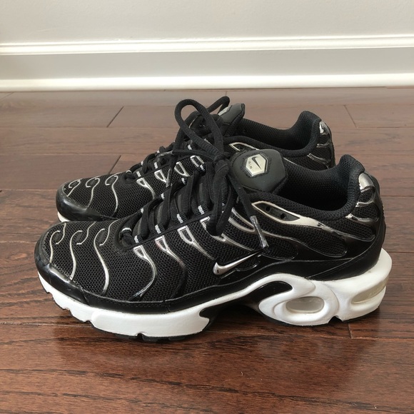 black and silver air max plus